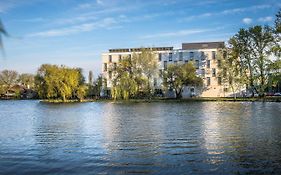 Best Western Plus Lakeside Hotel  4*